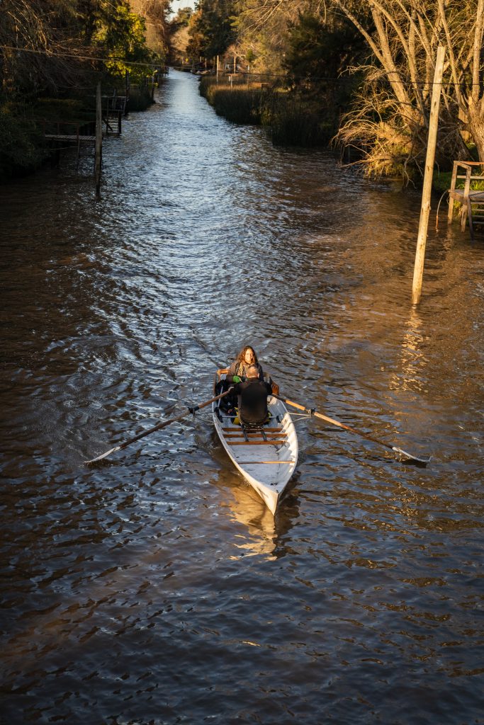 Y la nave va: viaje a la vida en el delta