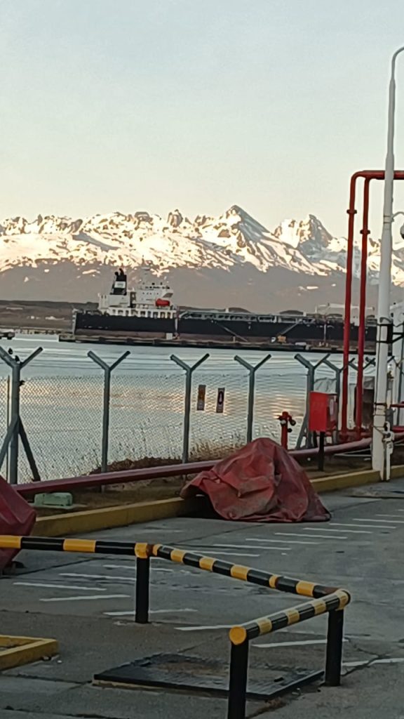 El tanquero británico repudiado por el gobierno fueguino se llevará el petróleo producido en su propia provincia