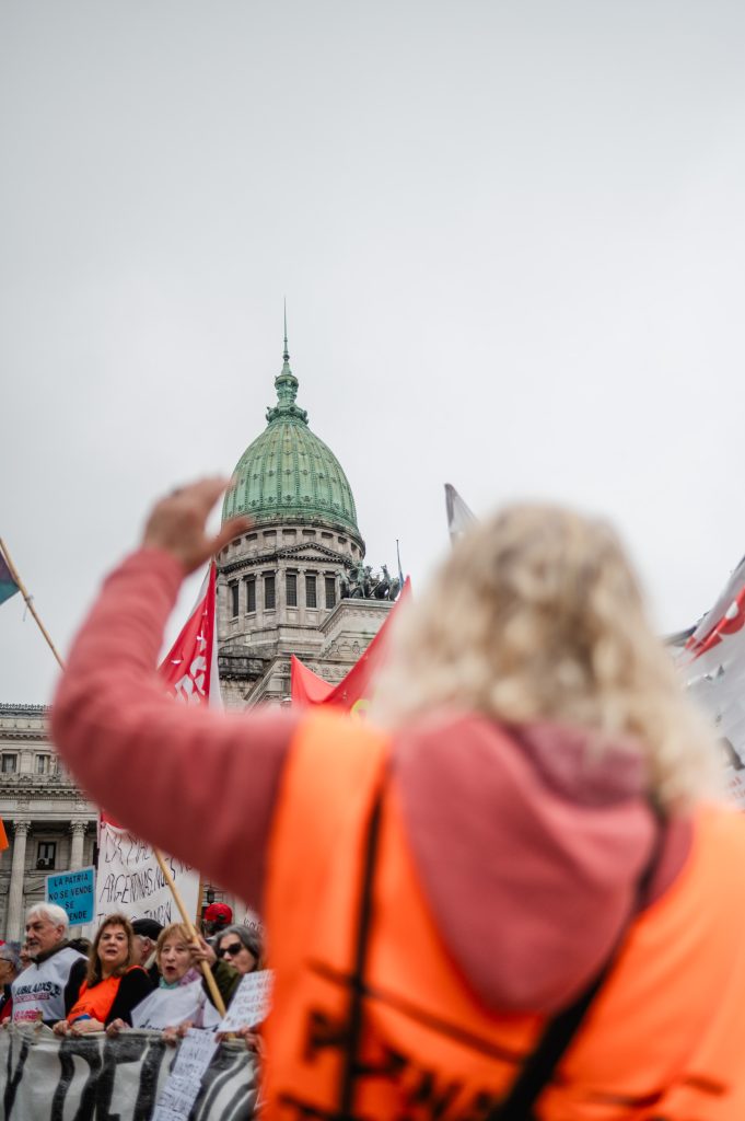 Marcha de jubilados: la heladera terrorista