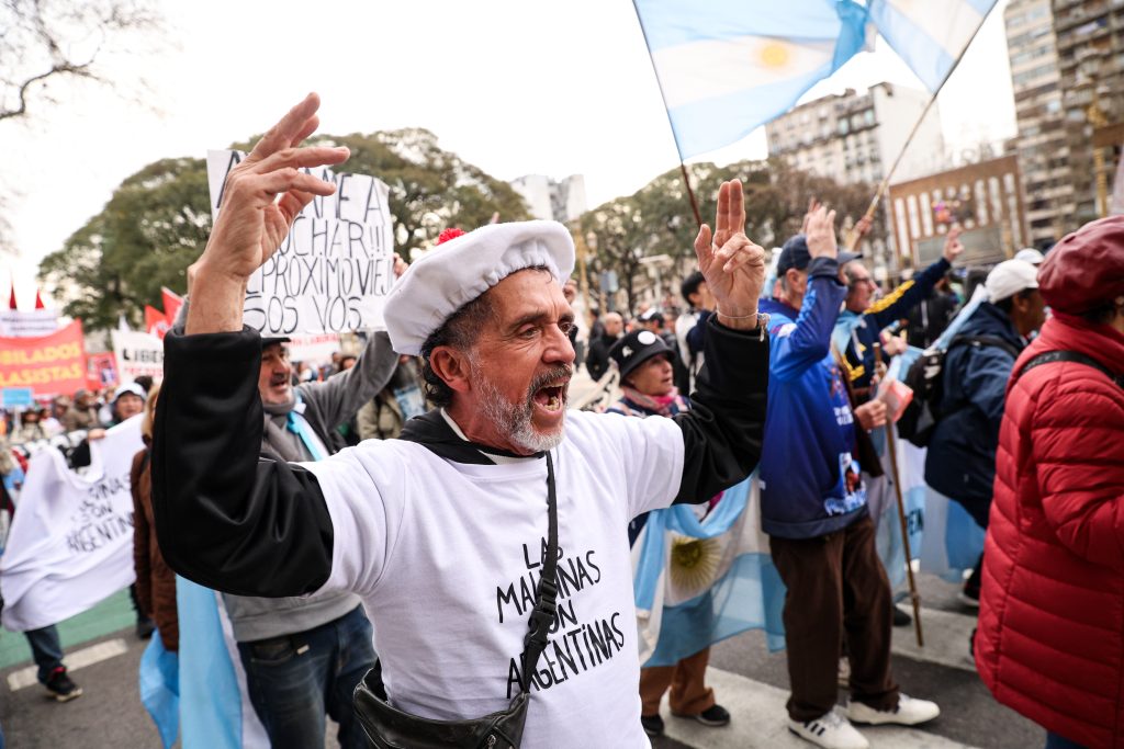 Estado presente: gases policiales y plata de los jubilados para financiar a los bancos