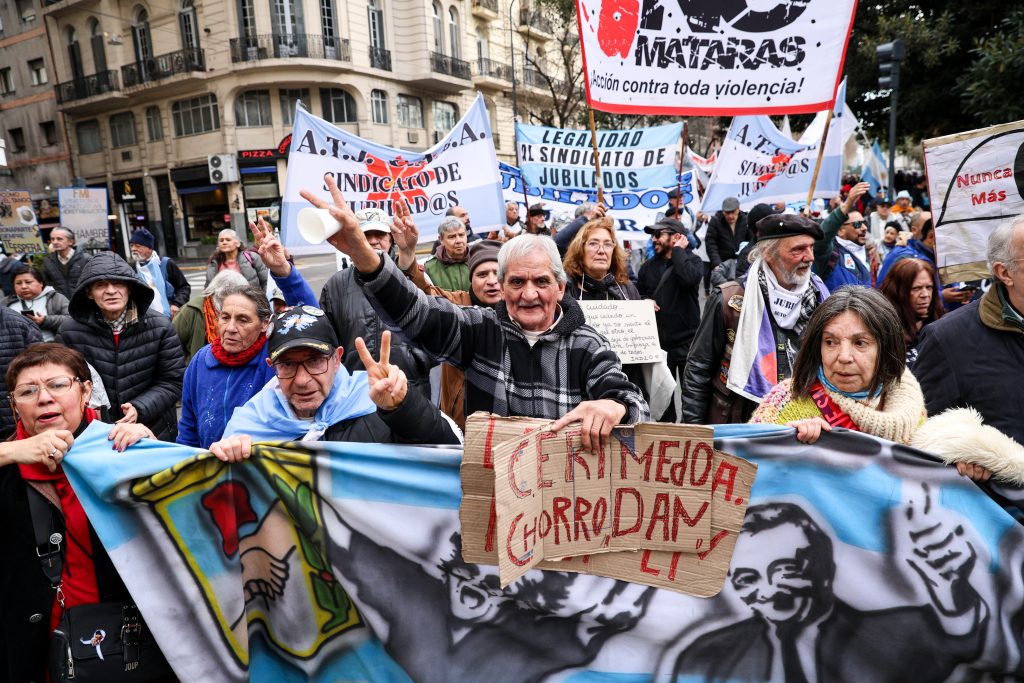 Estado presente: gases policiales y plata de los jubilados para financiar a los bancos