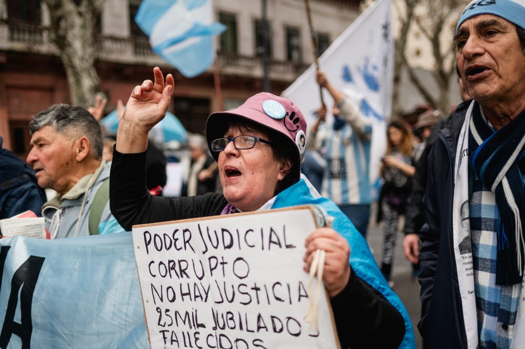 Marcha de jubilados: la heladera terrorista