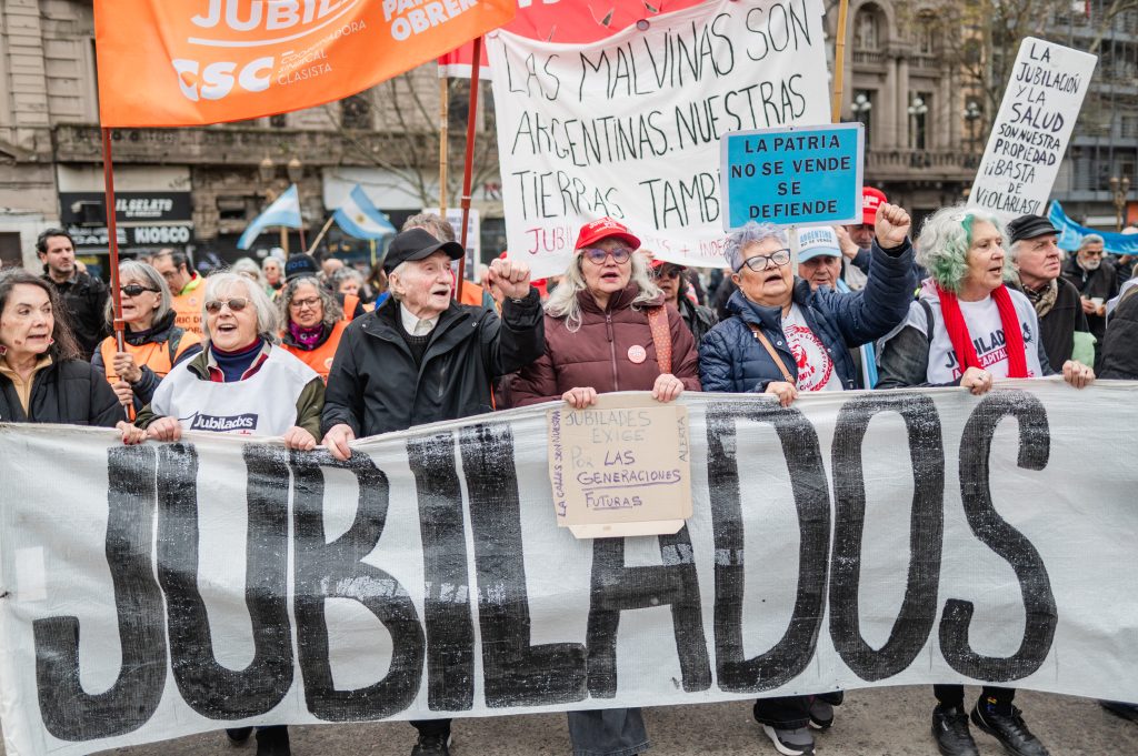 Marcha de jubilados: la heladera terrorista