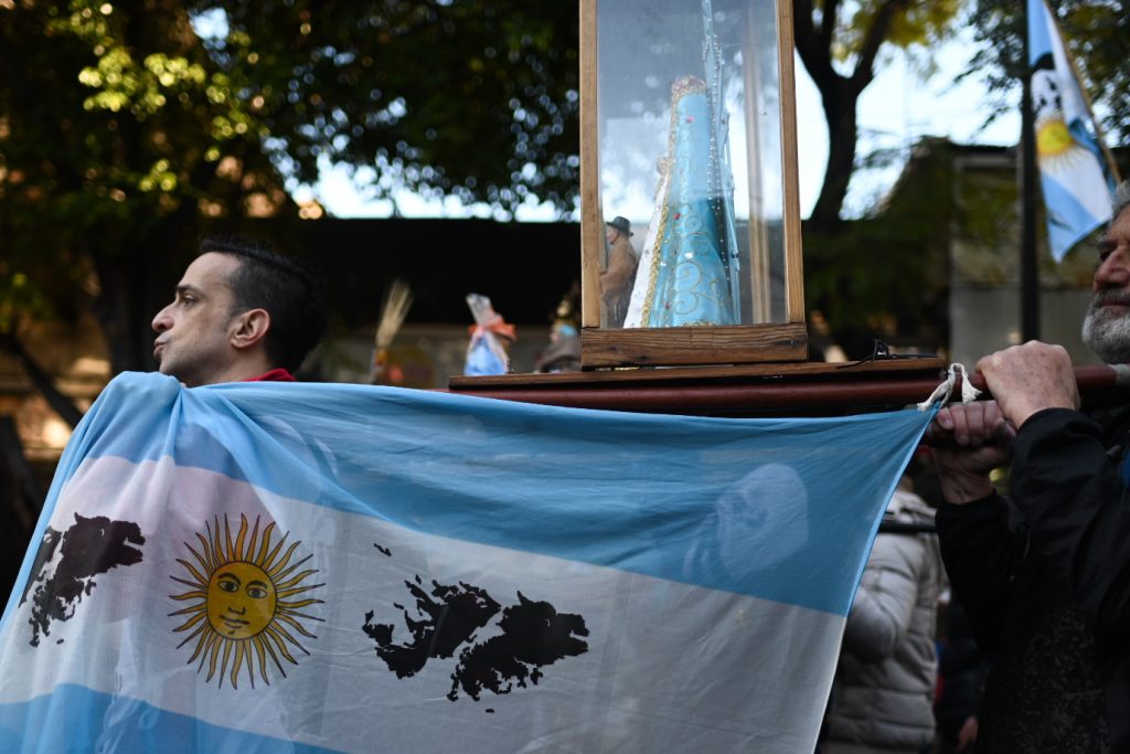 San Cayetano: el espejo del presente