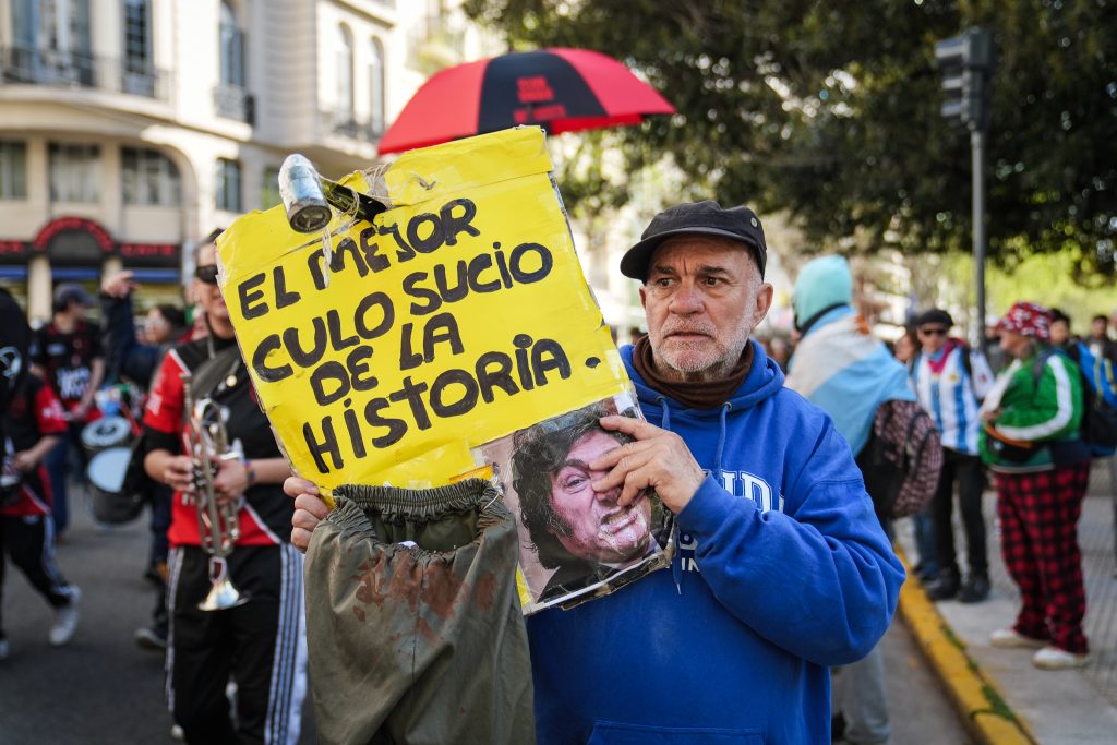 Marcha de jubilados: medias, bochinches y ningún dólar en las orejas