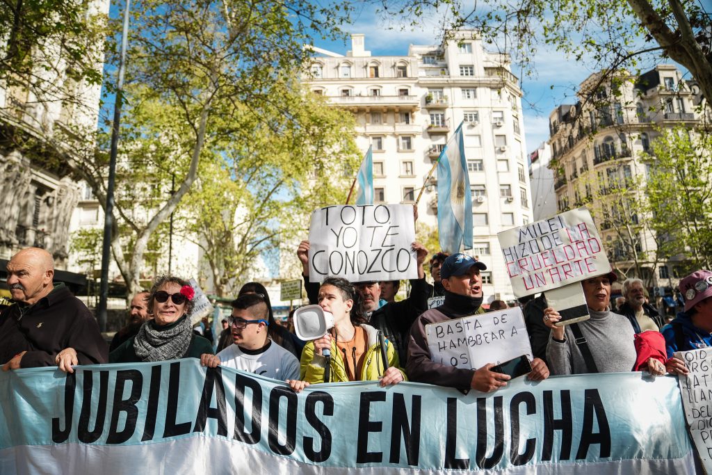 Marcha de jubilados: medias, bochinches y ningún dólar en las orejas