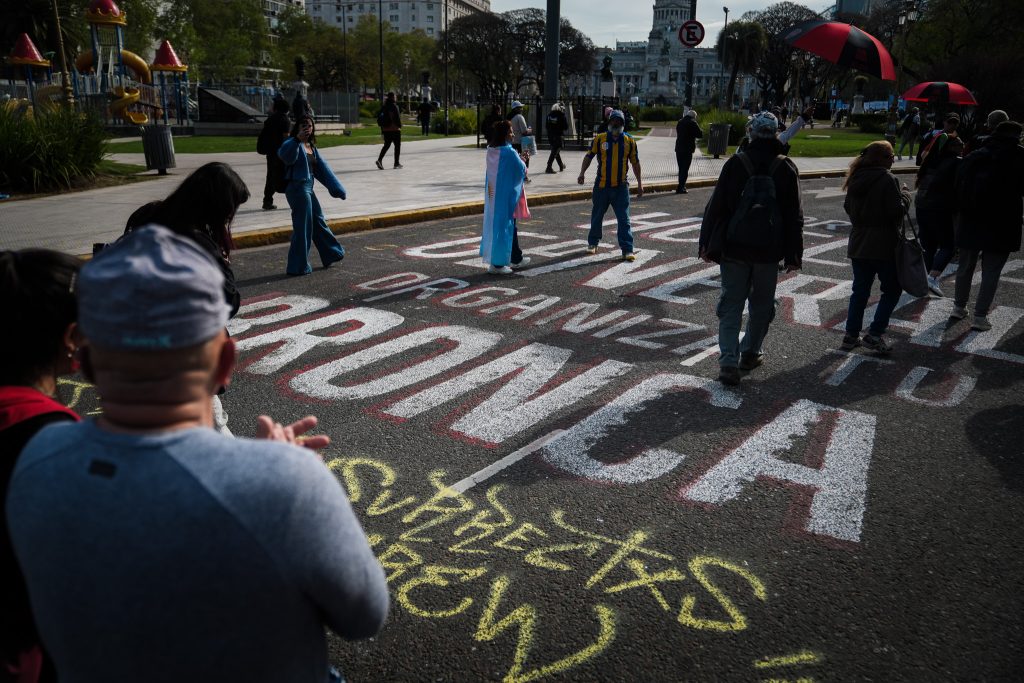 Marcha de jubilados: medias, bochinches y ningún dólar en las orejas