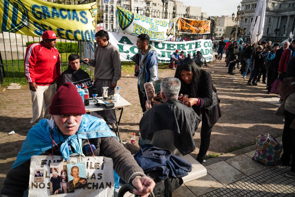 Marcha de jubilados: medias, bochinches y ningún dólar en las orejas