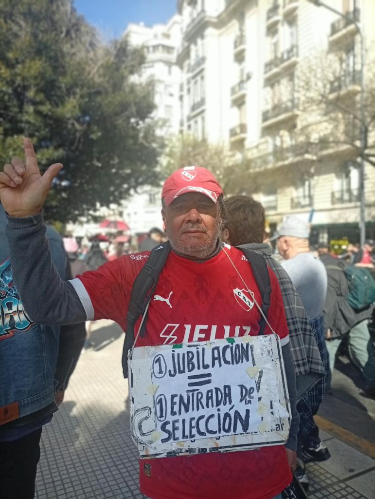 Marcha de jubilados: medias, bochinches y ningún dólar en las orejas
