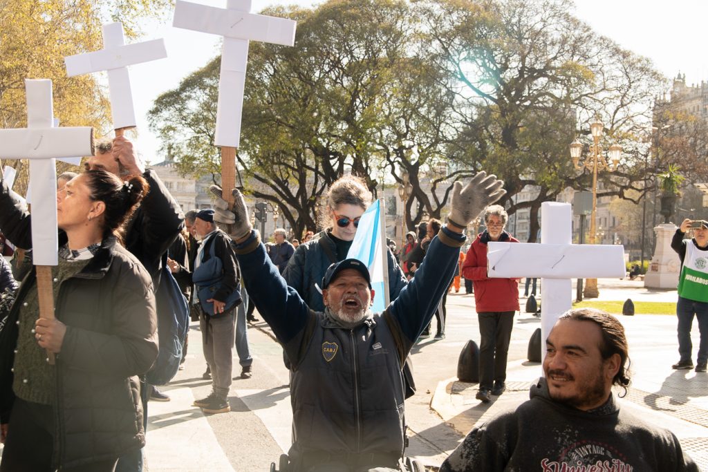 Marcha de jubilados: la cruz del sur