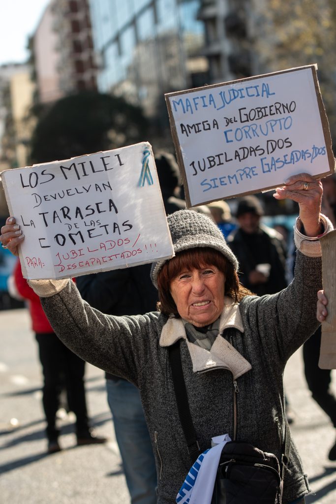 Marcha de jubilados: la cruz del sur